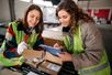 Zwei Frauen arbeiten temporär in der Logistik.